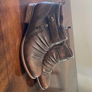 Earth Women's Brown Ankle Boots